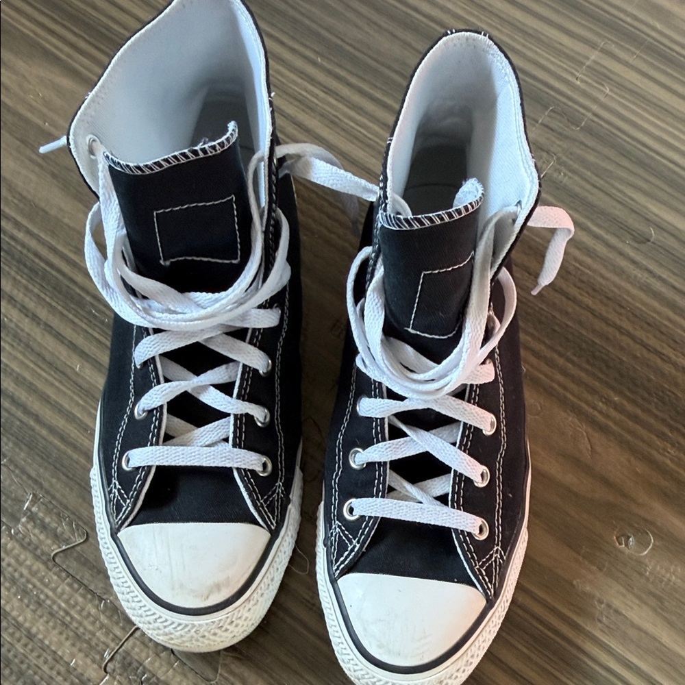Classic Kids High-Top Sneakers in Black and Whitechuck Taylor’s